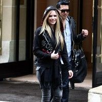 Avril Lavigne is all smiles as she leaves her Paris hotel photos | Picture 77875